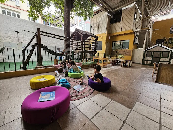 Criança fazendo atividade na creche